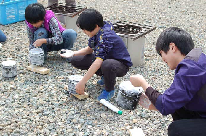 棚田キャンピング2017飯盒でご飯をたこうとしている子供達