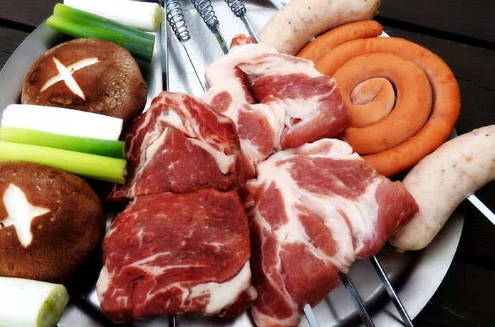 シュラスコ用塊肉、ソーセージ、野菜串