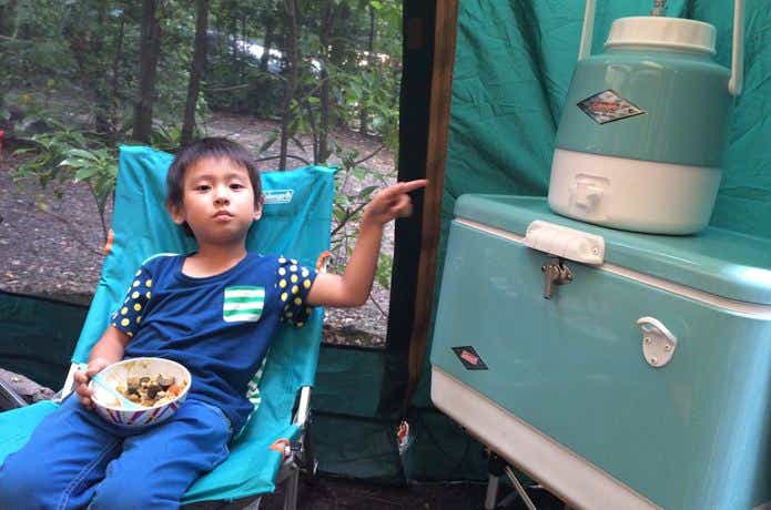 クーラーボックス　ジャグ　チェアに座って食事をする子供