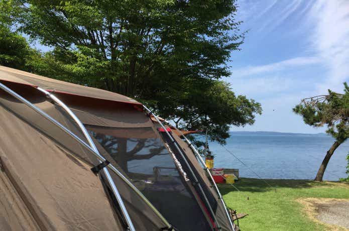 湖畔のテント