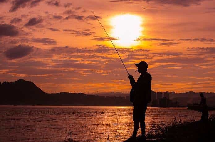 釣りをする釣り人