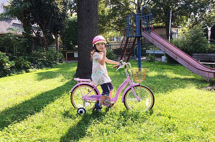 子供自転車　公園乗車のイメージ画像