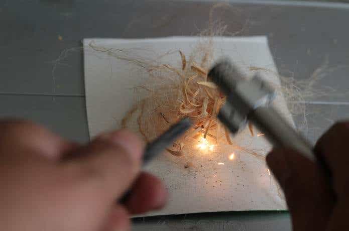 麻ひもと割り箸を薄く削った木くずに火花を飛ばす