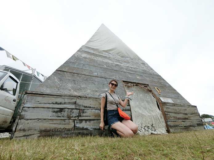 ピラミッドの前で写真撮影