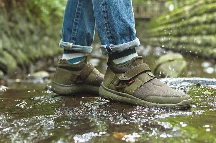 Teva®（テバ）の防水ストラップスニーカー