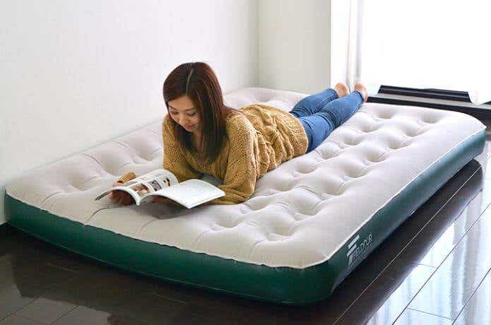 エアベッドに寝転んで本を読む人