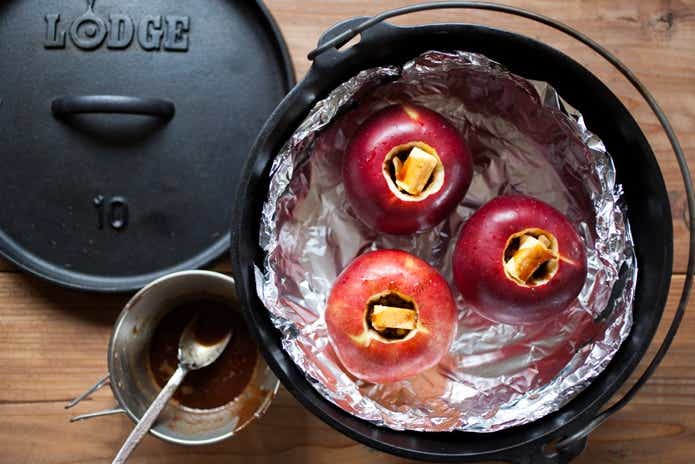 ロッジ　ダッチオーブンで焼く林檎