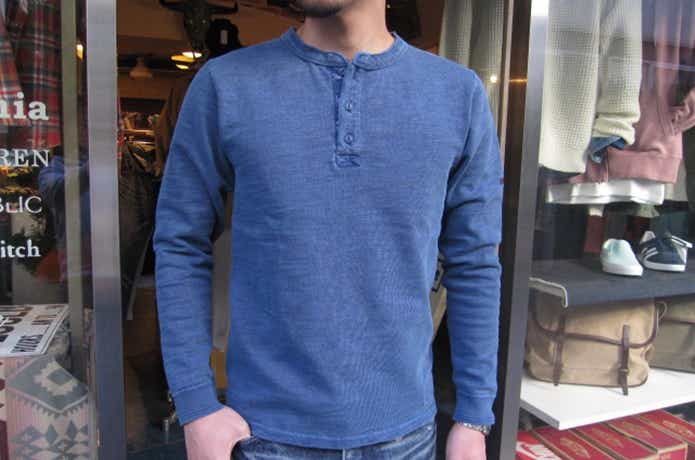 青のロングTシャツ