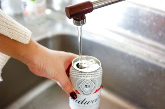 DIYer(s) アウトドアオーブン　空き缶に水をいれる
