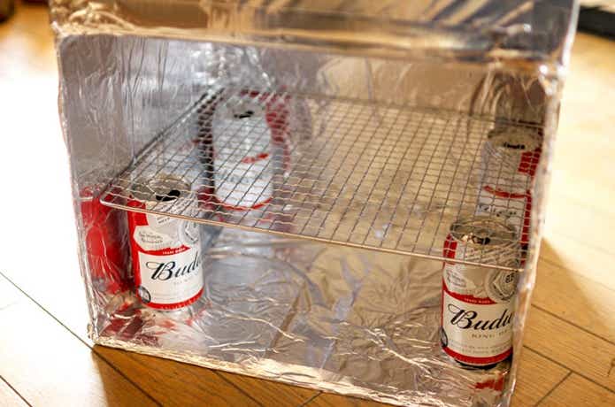 DIYer(s) アウトドアオーブン　段ボールの四隅に空き缶をいれる　金網