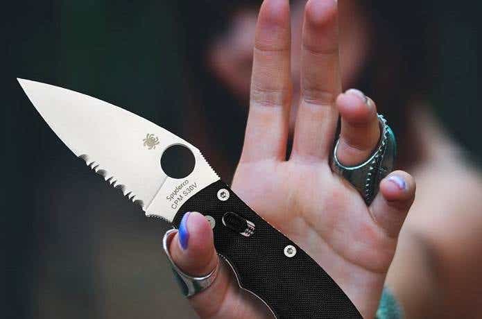 スパイダルコのナイフを持つ女性