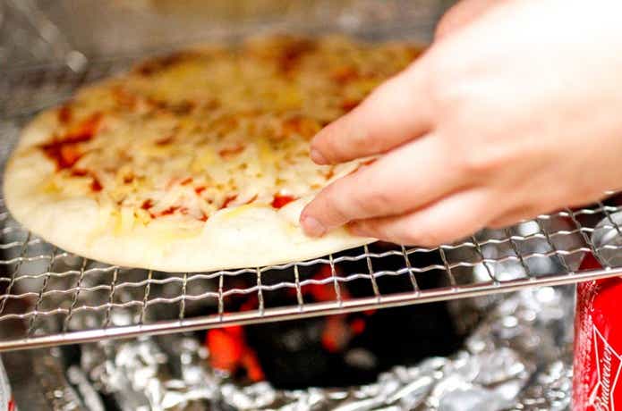 DIYer(s) アウトドアオーブン　金網で焼かれているピザ