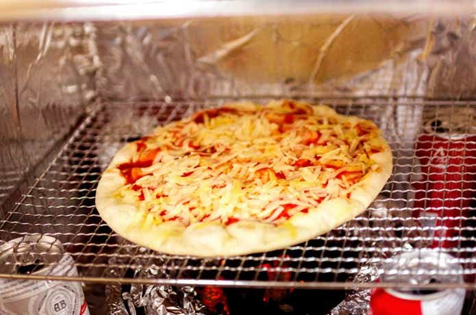 DIYer(s) アウトドアオーブン　炭火にで焼かれているピザ