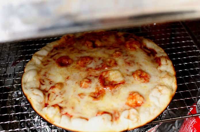 DIYer(s) アウトドアオーブン　焦げ目のついたピザ