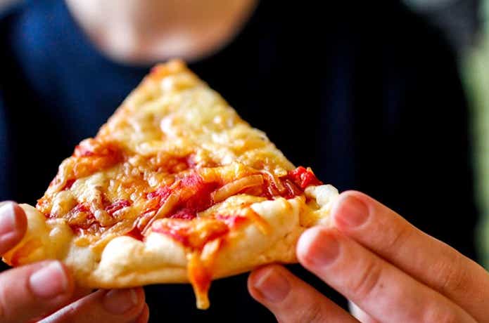 DIYer(s) アウトドアオーブン　ピザのピーズを食べようとしている人