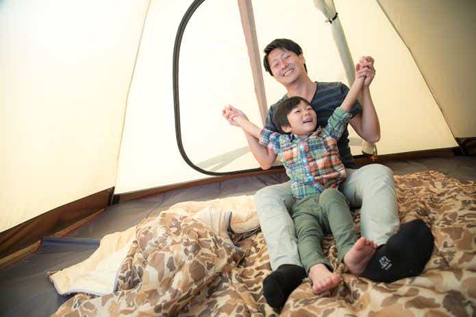 テント内　ラグの上で遊ぶ子供と大人