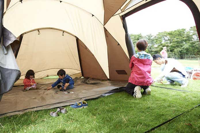テント内で遊ぶ子ども