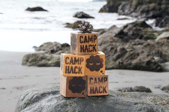 海辺、岩　木製ブロック　CAMP HACK