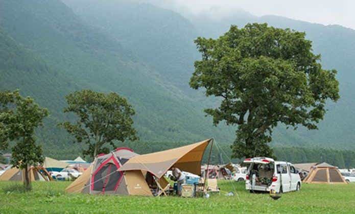キャンプサイトとテント　車