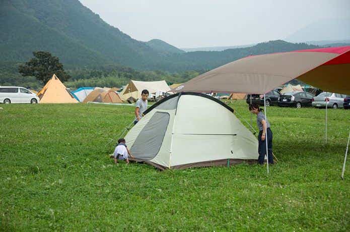 キャンプサイト　テントを設営
