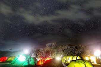 夜間のキャンプサイト