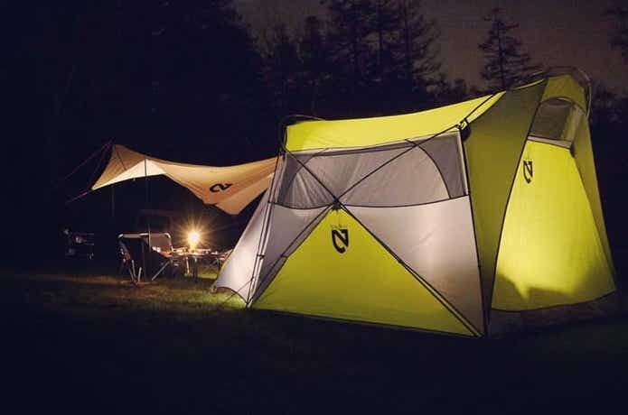 夜のキャンプサイトのテント