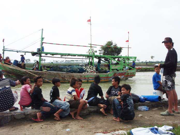 漁港に集まる子供たち