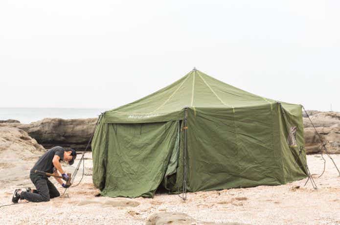 テントを設営する人