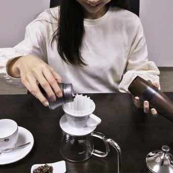 京セラコーヒーミル挽いた豆でコーヒーを淹れる女性
