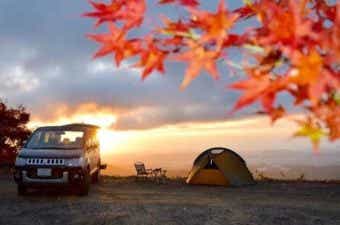 紅葉とテントと車