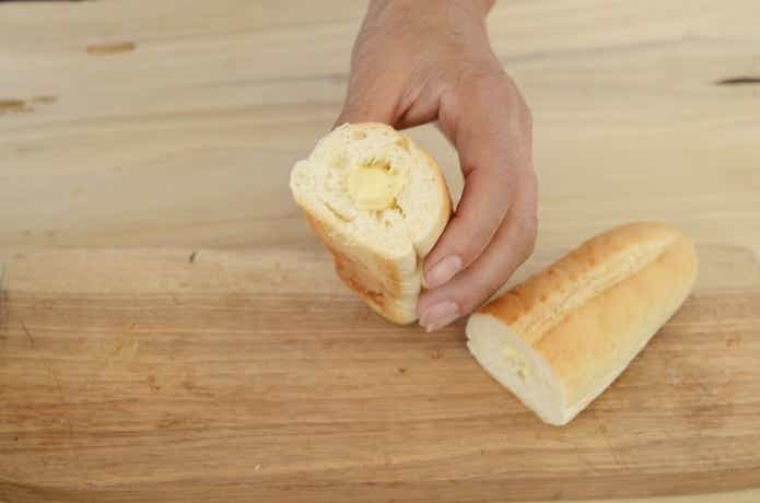 フランスパンに差し込んだチーズ