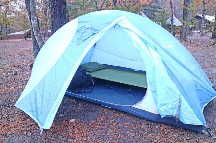 キャンプサイトに設営されたテント