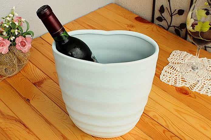 ワインの瓶、陶器のワインクーラー