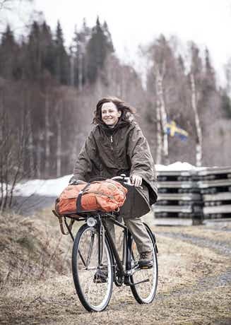 フェールラーベンケープ「Luhkka(ルッカ)」を着て自転車に乗っている人