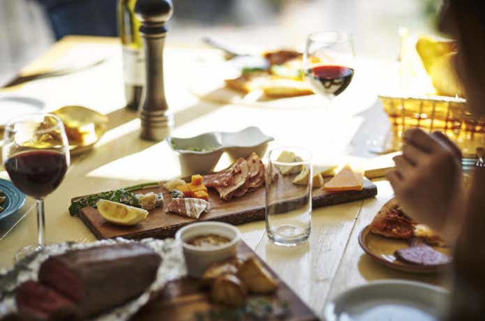 ベーコン、チーズ、ワイン、食卓の風景