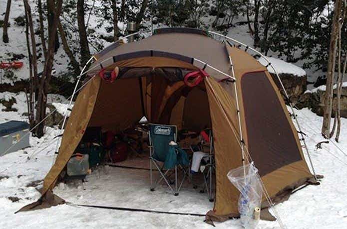 冬キャンプ　テント　雪