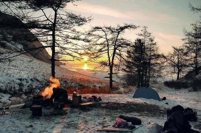 冬キャンプを楽しむ男性