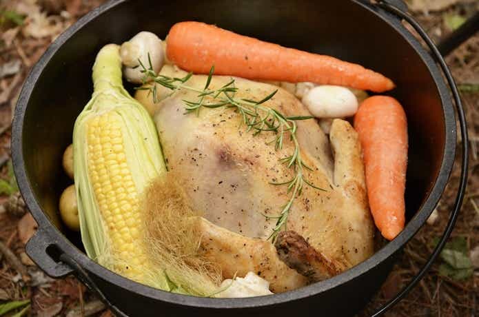 ダッチオーブンで調理された鶏肉と野菜