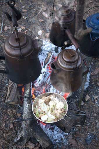 チッペワ食器棚を使い焚き火で料理