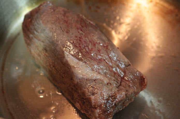 ダッチオーブンで赤身肉を炒める