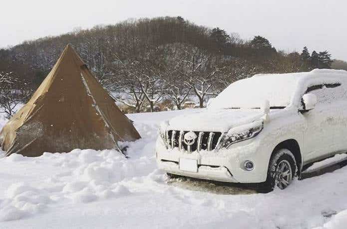 テントと雪と車