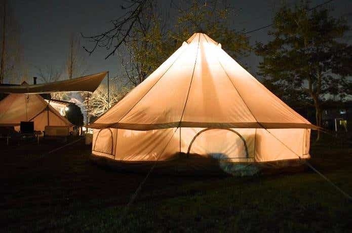 キャンプサイト　テント　灯　タープ