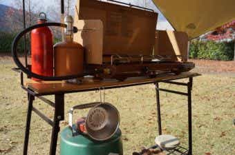 シエラカップとフォールディングテーブル