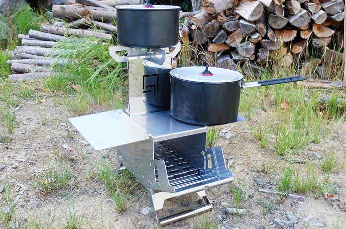 クオルツの「ステンレスウッドストーブ」に鍋、ダッチオーブンを載せているところ