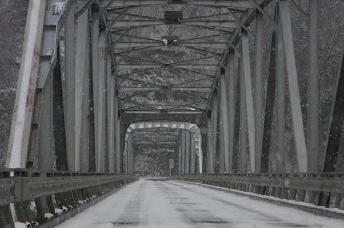 雪が降った橋