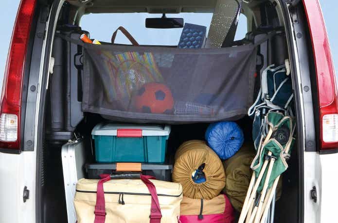 キャンプ道具が詰め込まれた車の荷台