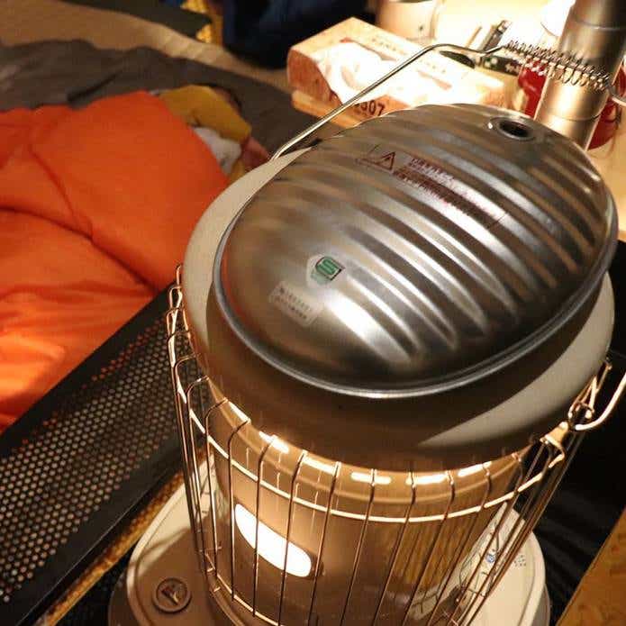 オレンジの寝袋、灯油ストーブ、直火で温めることができる湯たんぽ