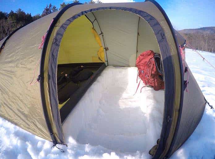 キャンプシーン　雪のテント