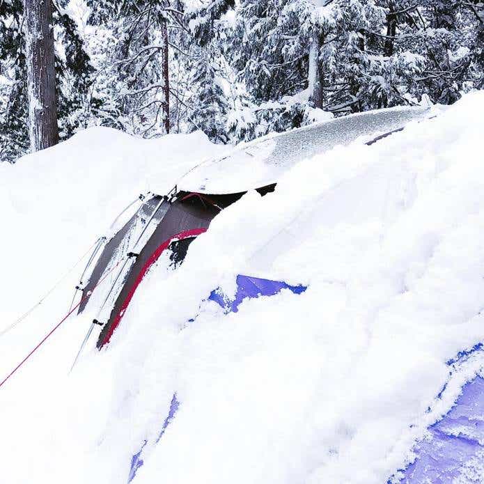 キャンプシーン　雪に埋もれたテント