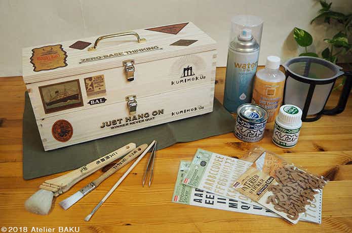 机の上の木製BOX、ペンキ、刷毛、シール